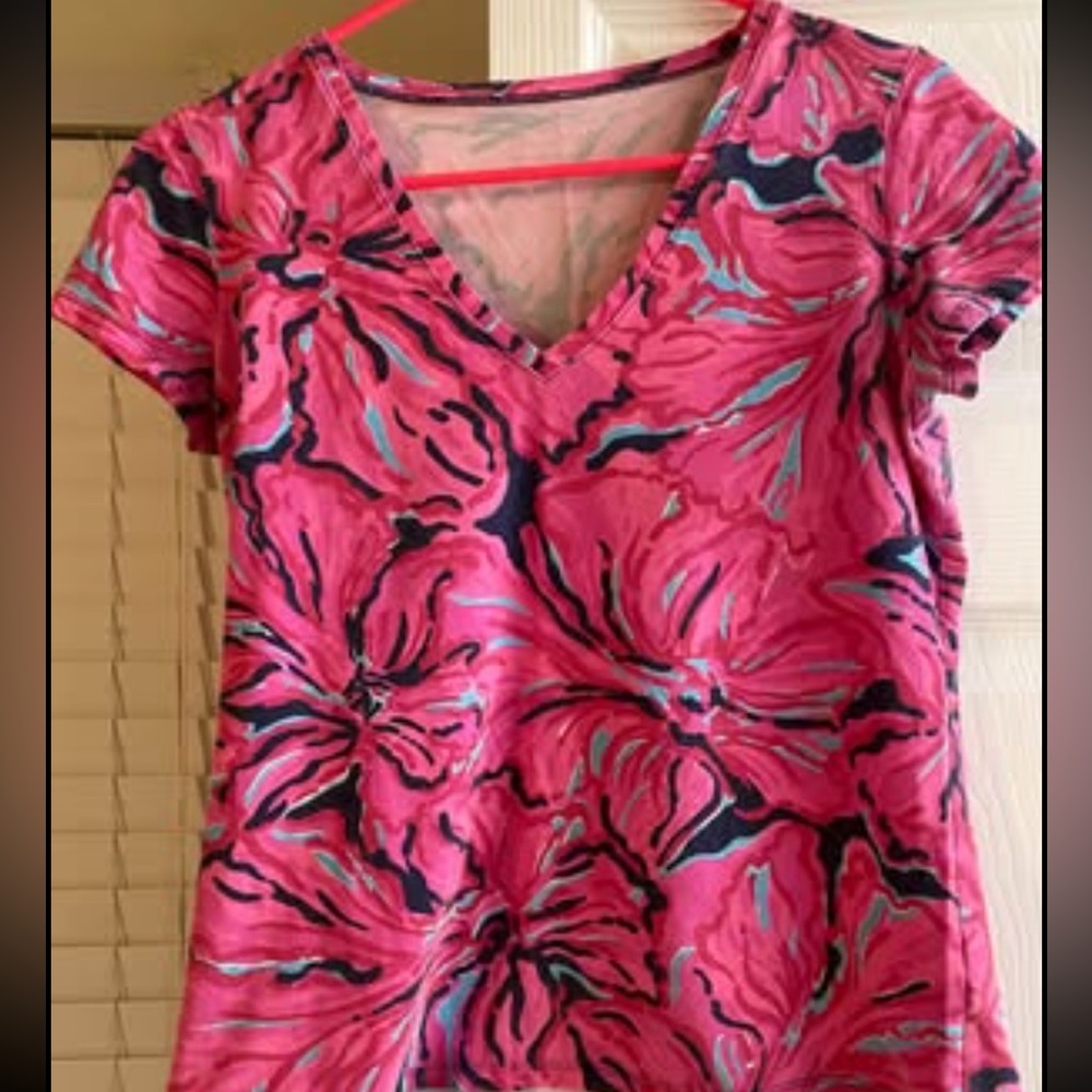 Pink printed Lily like tshirt size medium